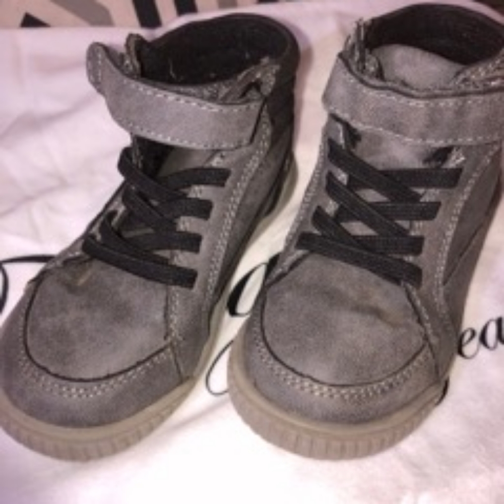 The children place boys gray size 8 boots